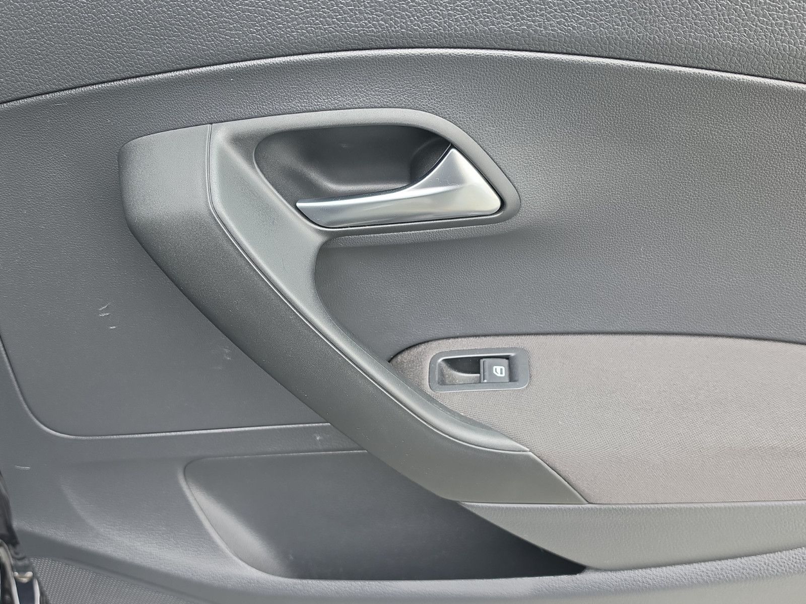 Fahrzeugabbildung Volkswagen Polo V Match 4-TÜRIG SHZ PDC LEDER
