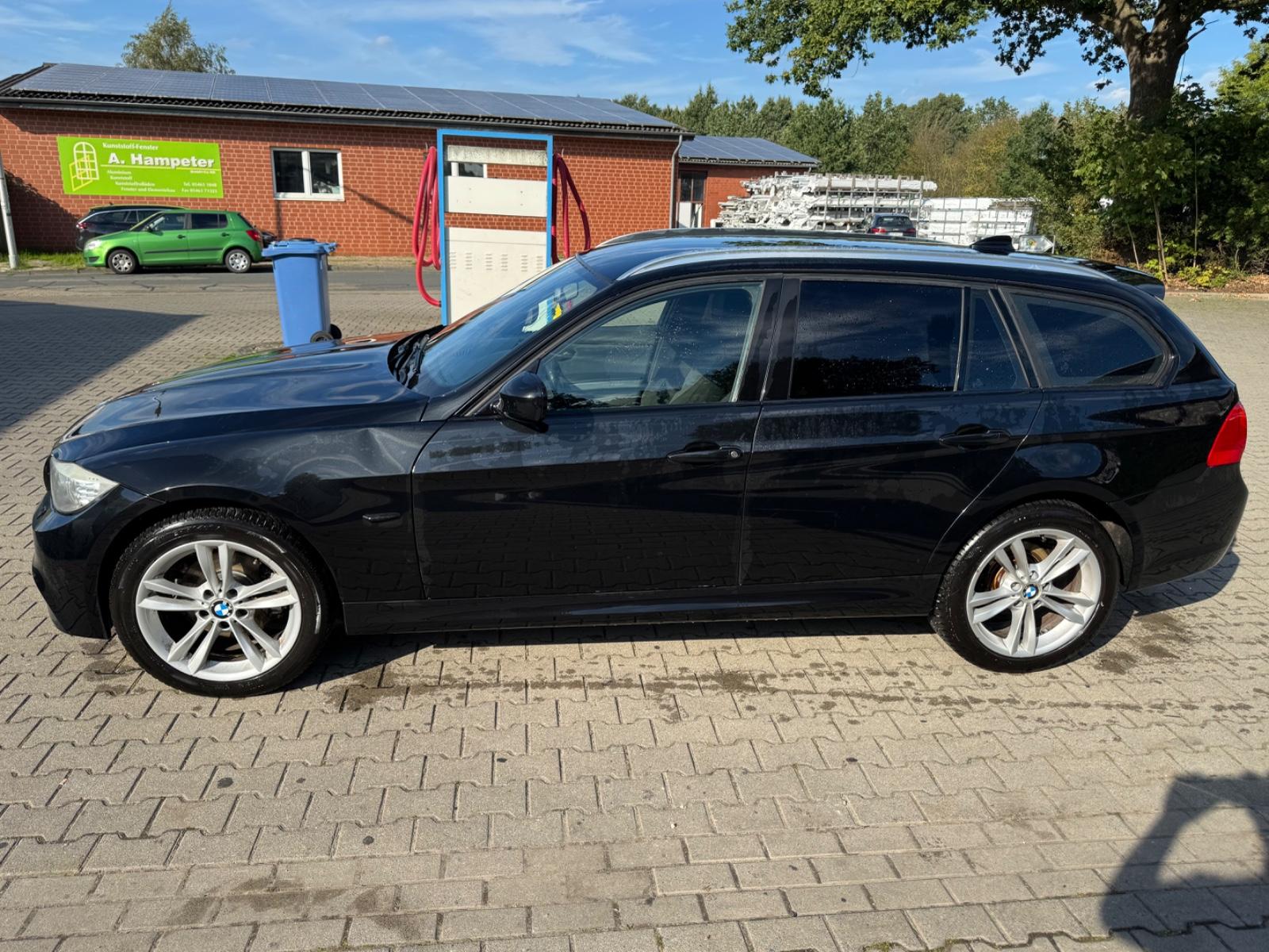 BMW 318 2012 — interior