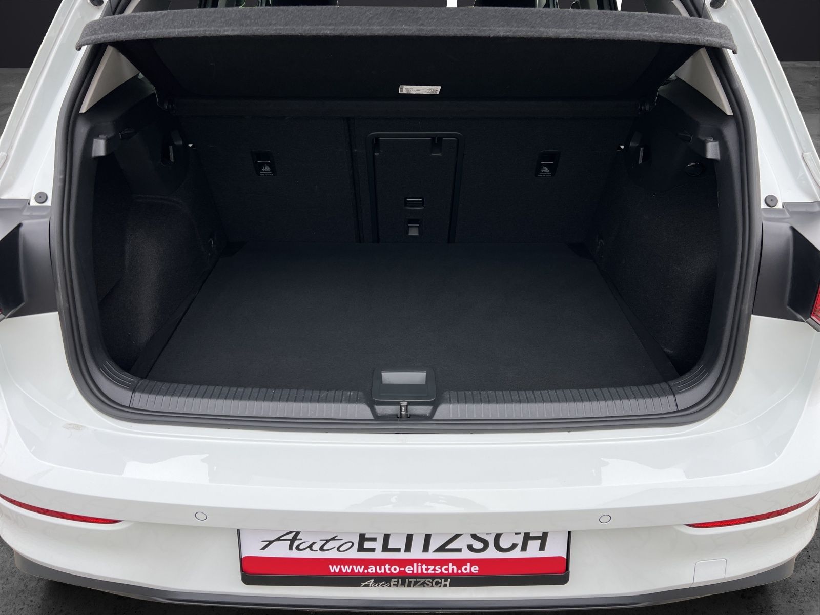 Fahrzeugabbildung Volkswagen Golf VIII Business TDI DSG LED ACC SHZ PDC Navi