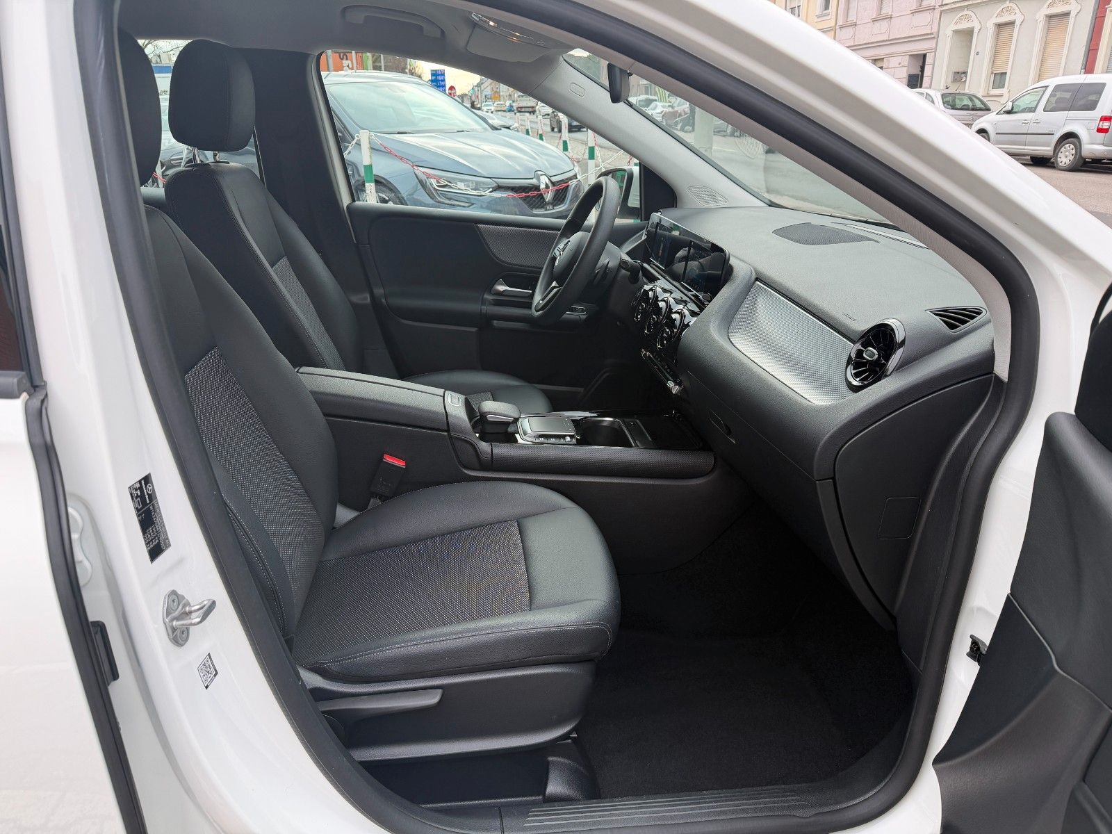 Fahrzeugabbildung Mercedes-Benz B 180 AUTOMATIK LED TEMPOMAT DAB 1-HAND MBUX