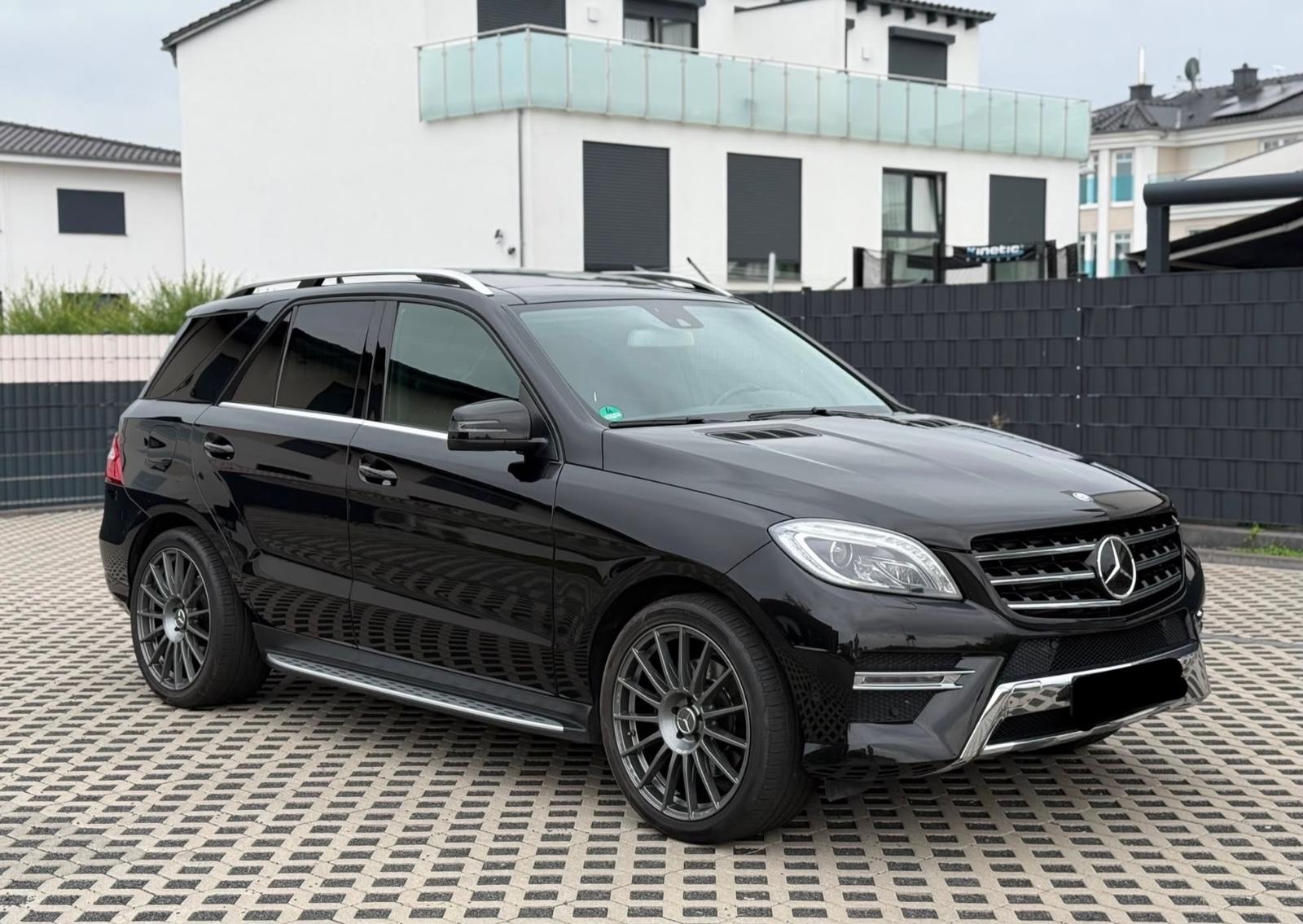 Mercedes-Benz ML 350 BlueTEC 4MATIC AMG-Sportpaket-Pano-AHK