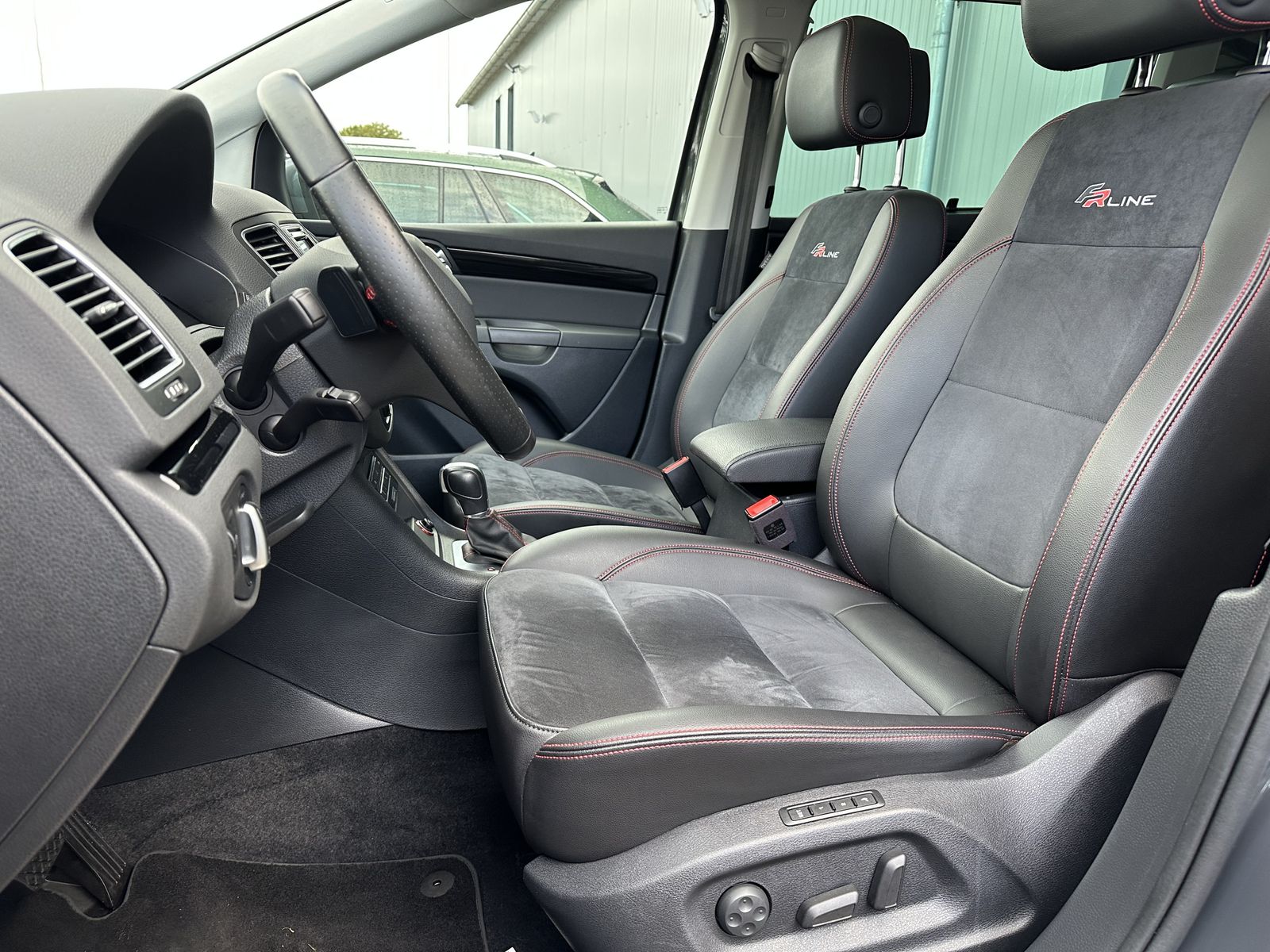 Fahrzeugabbildung SEAT Alhambra 1.4 TSI DSG FR 7Sitzer NAV+XEN+KAM+PANO