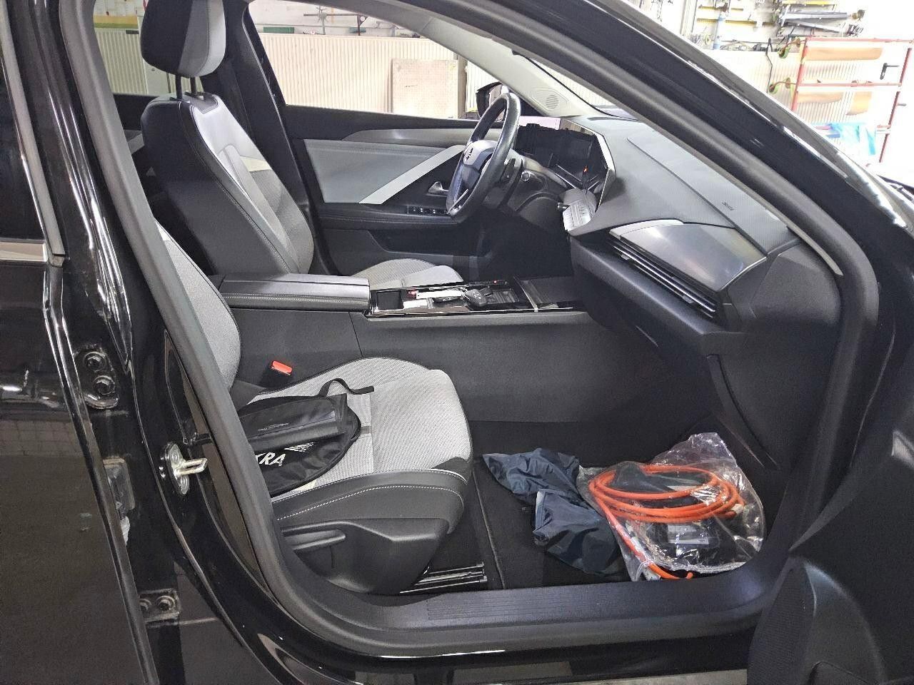 Fahrzeugabbildung Opel Astra L Lim. 1.6 HYBRID ELEGANCE NAVI/LED/KAMERA