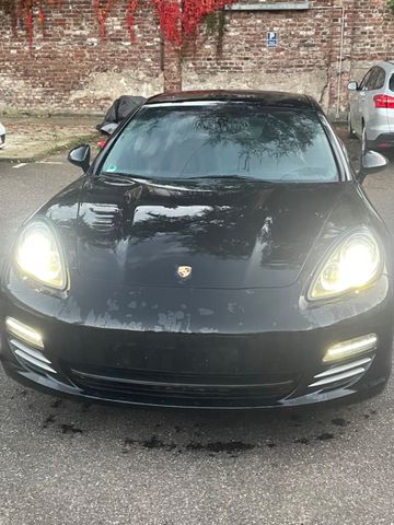 Porsche Panamera 4 -