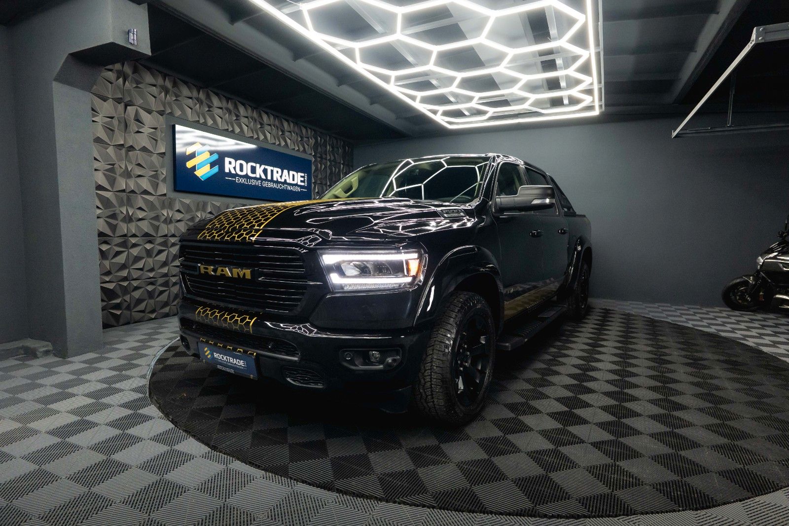Fahrzeugabbildung Dodge RAM 5.7 V8 HEMI 4x4 OFFROAD Night GOLD EDITION