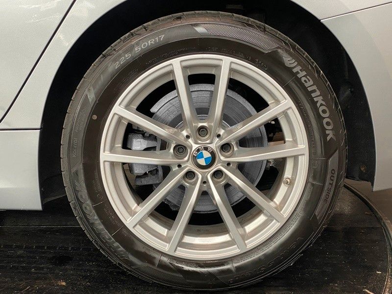BMW 320d Touring xDrive Curved DrivingA. DAB Shz LED foto 8