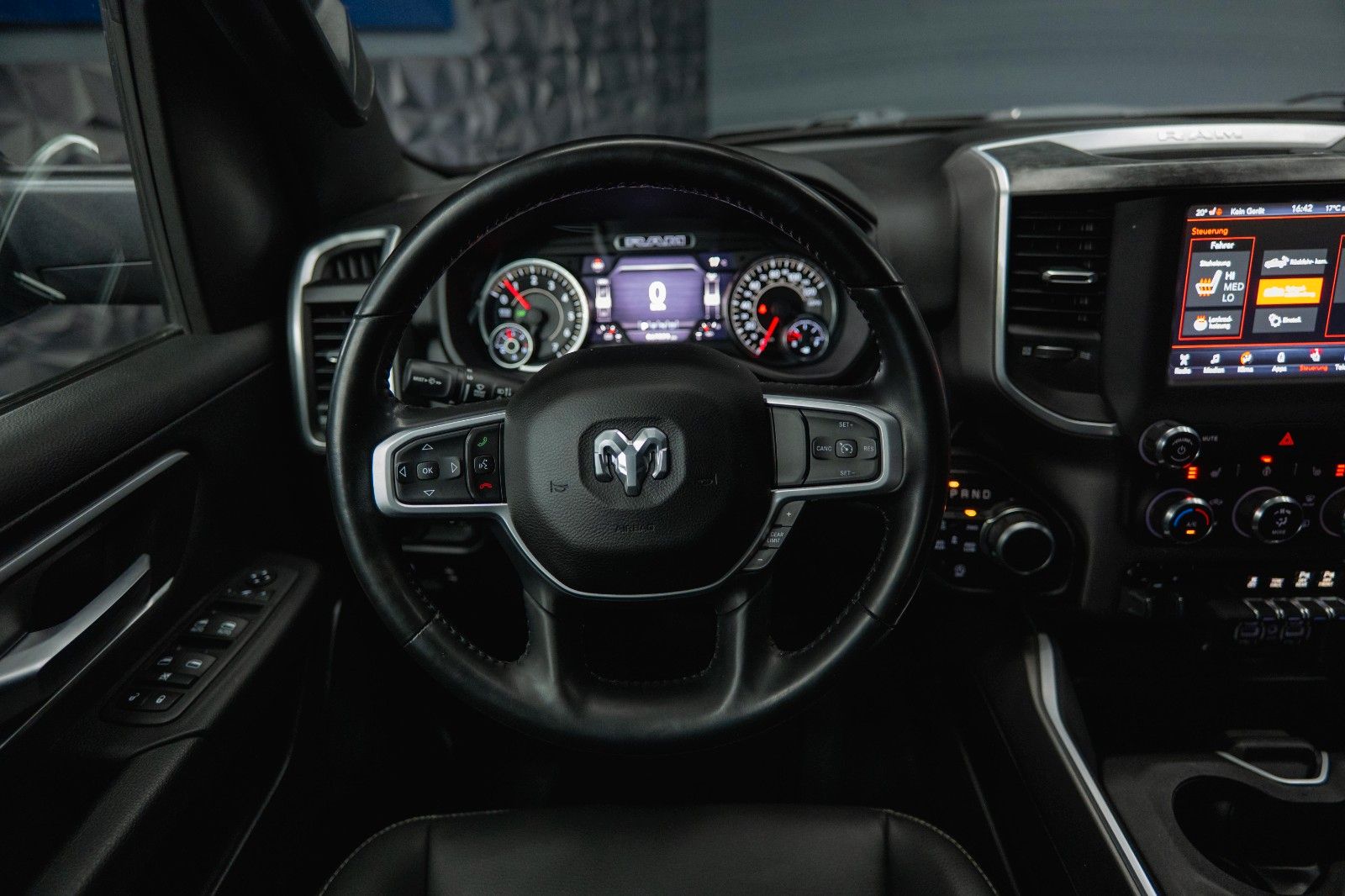 Fahrzeugabbildung Dodge RAM 5.7 V8 HEMI 4x4 OFFROAD NIGHT-Edition LED