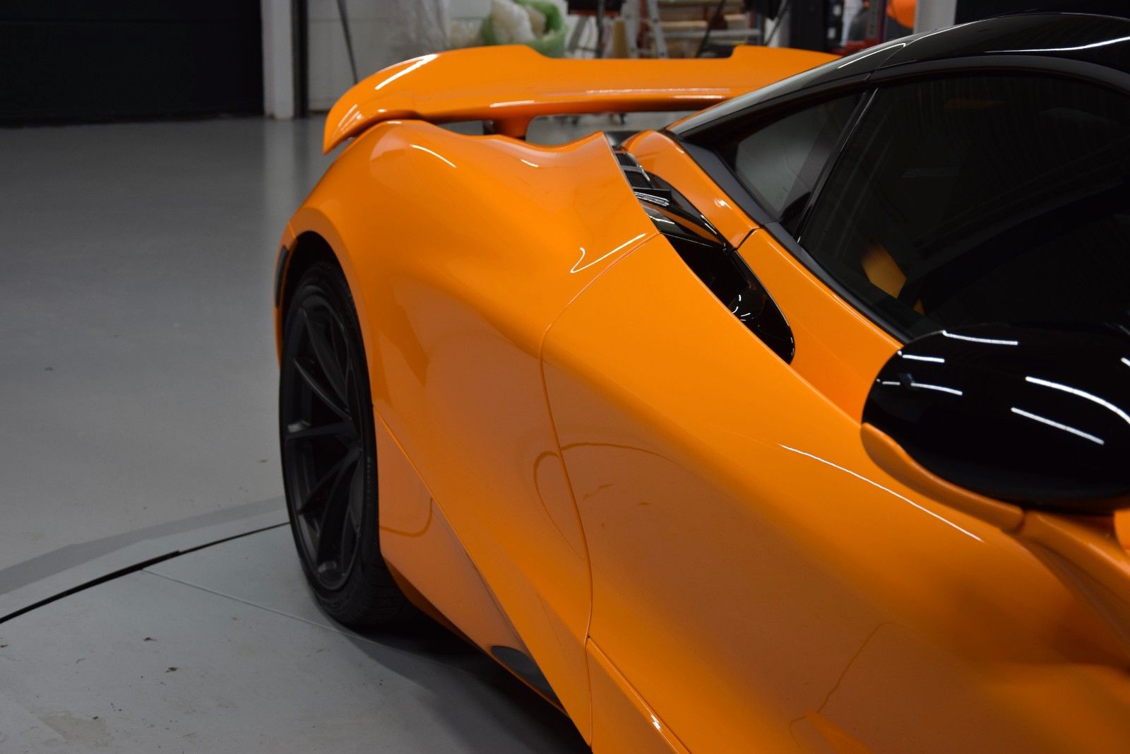 Fahrzeugabbildung McLaren 750S Black Pack / Lift Schale B&W Aero Kamera