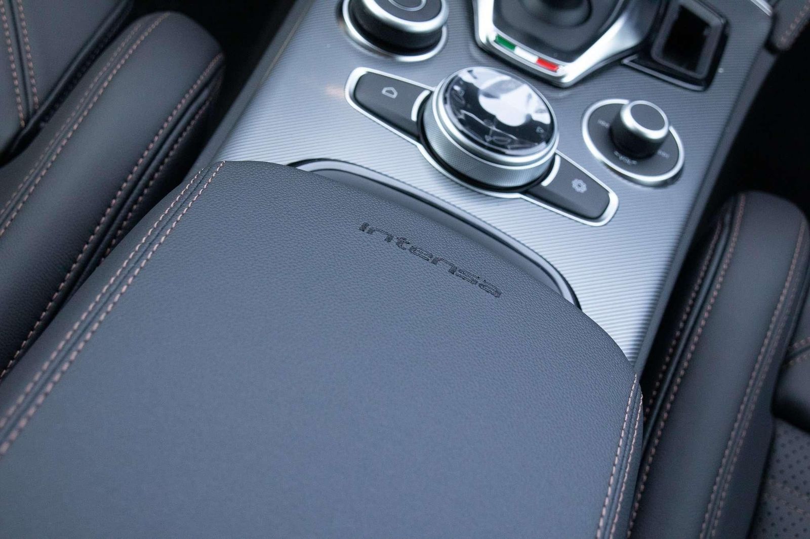 Fahrzeugabbildung Alfa Romeo Stelvio MY24 Intensa 2.0T AT8 Q4