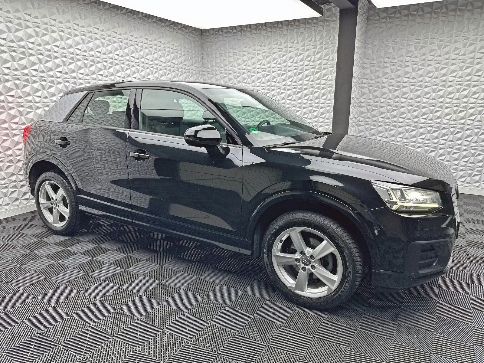 Fahrzeugabbildung Audi Q2 35 TFSI S-LINE/S-TRO/KEY/NAVI/LED/NAV/PDC/DAB