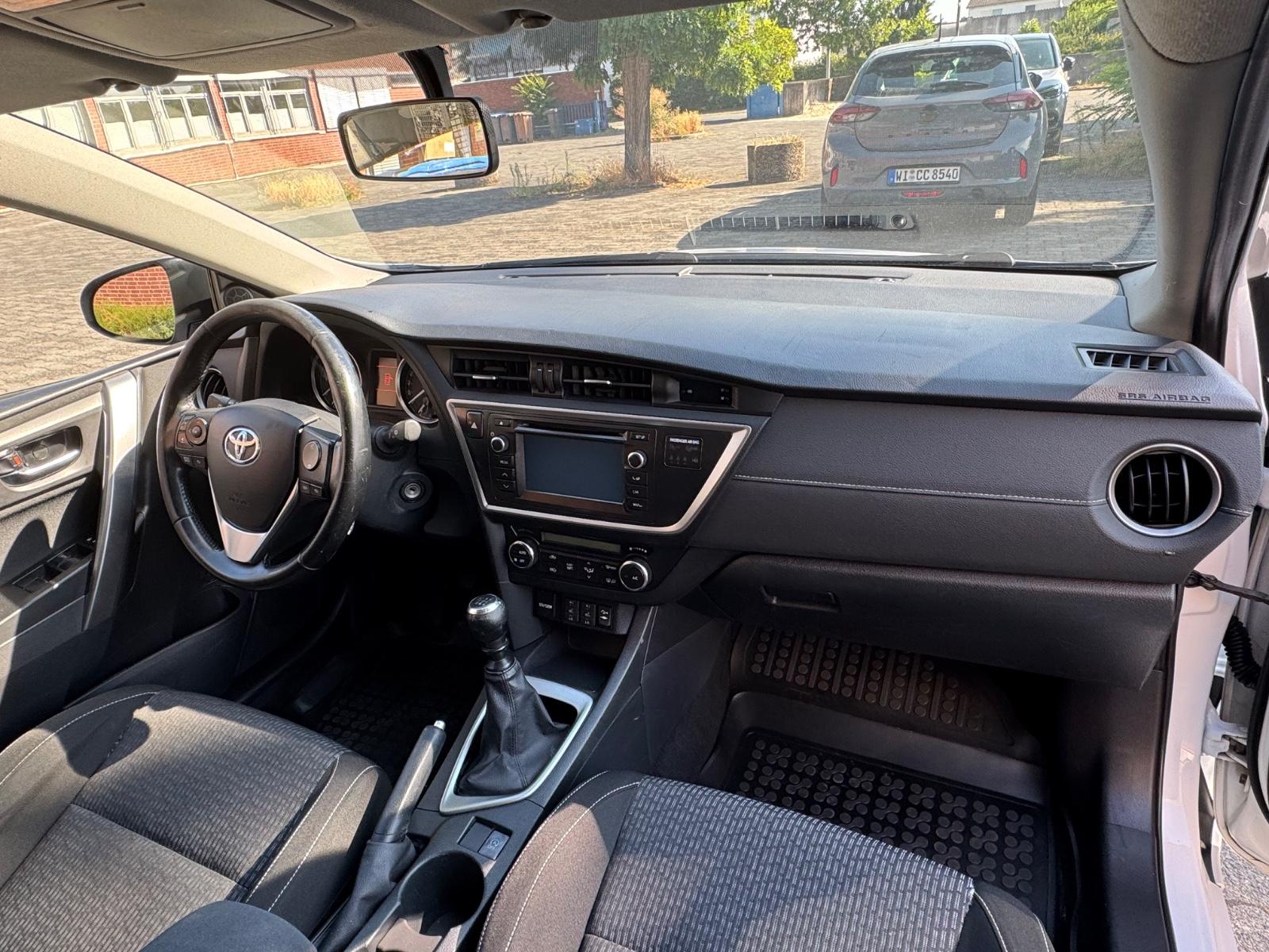 Toyota Auris 2015 — photo 10
