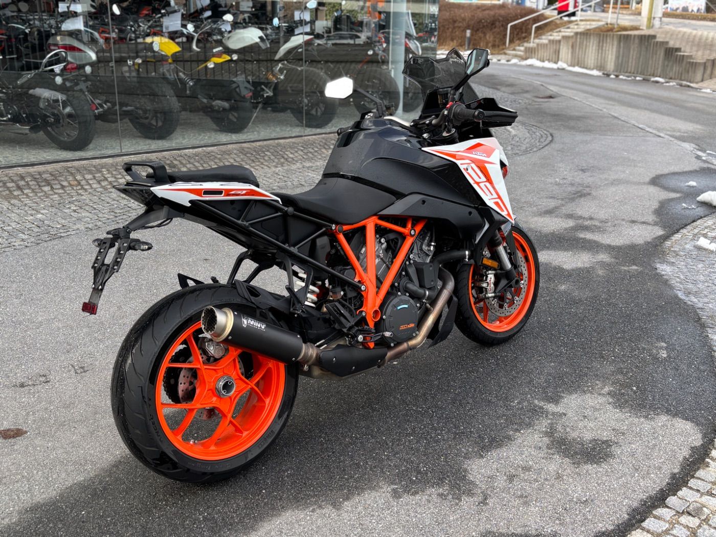 Fahrzeugabbildung KTM 1290 Super Duke GT mit Trackpack Mivv Sportauspu