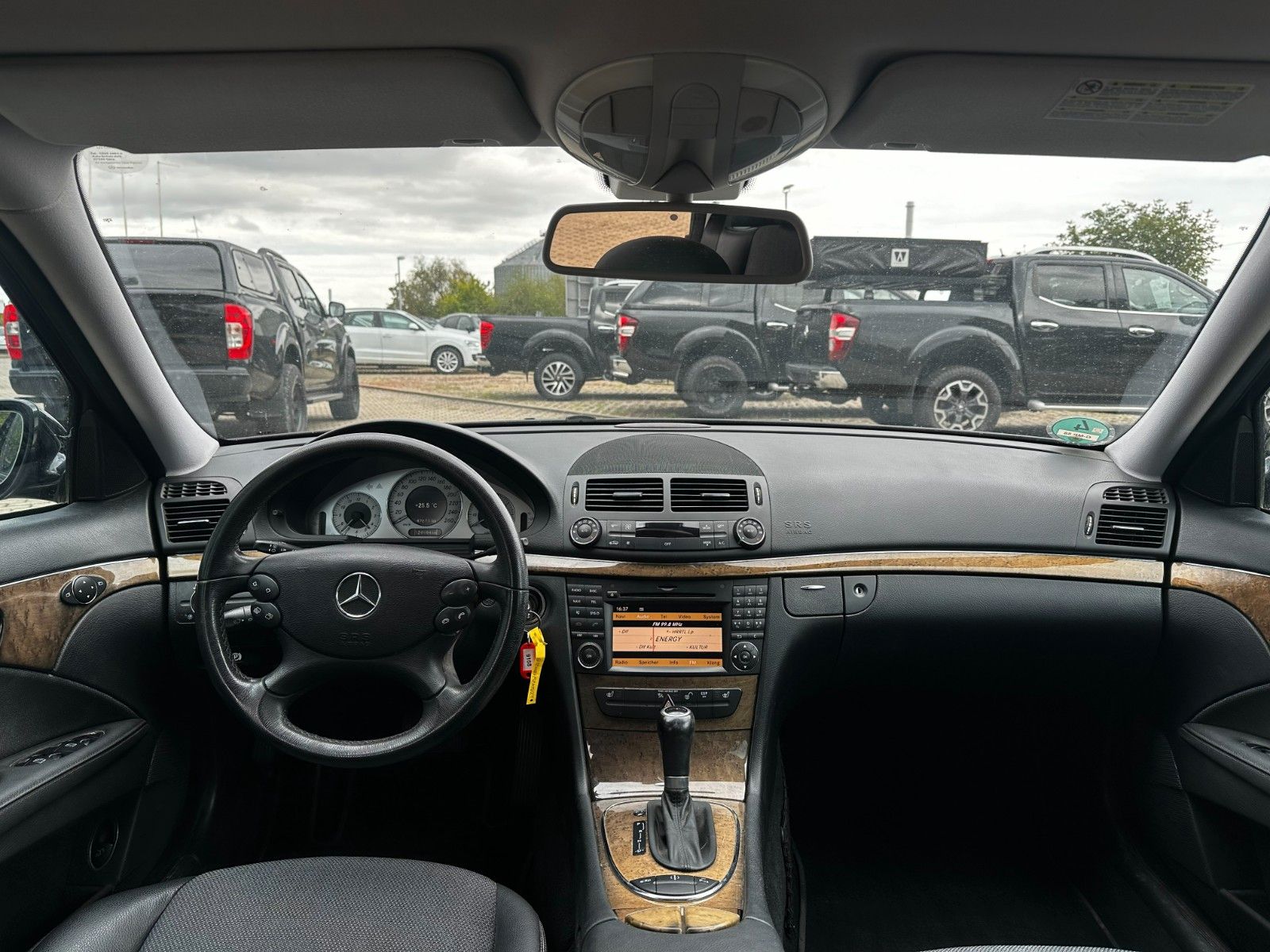 Fahrzeugabbildung Mercedes-Benz T-Modell E 230 Autom. / Navi / Luftfahrwerk