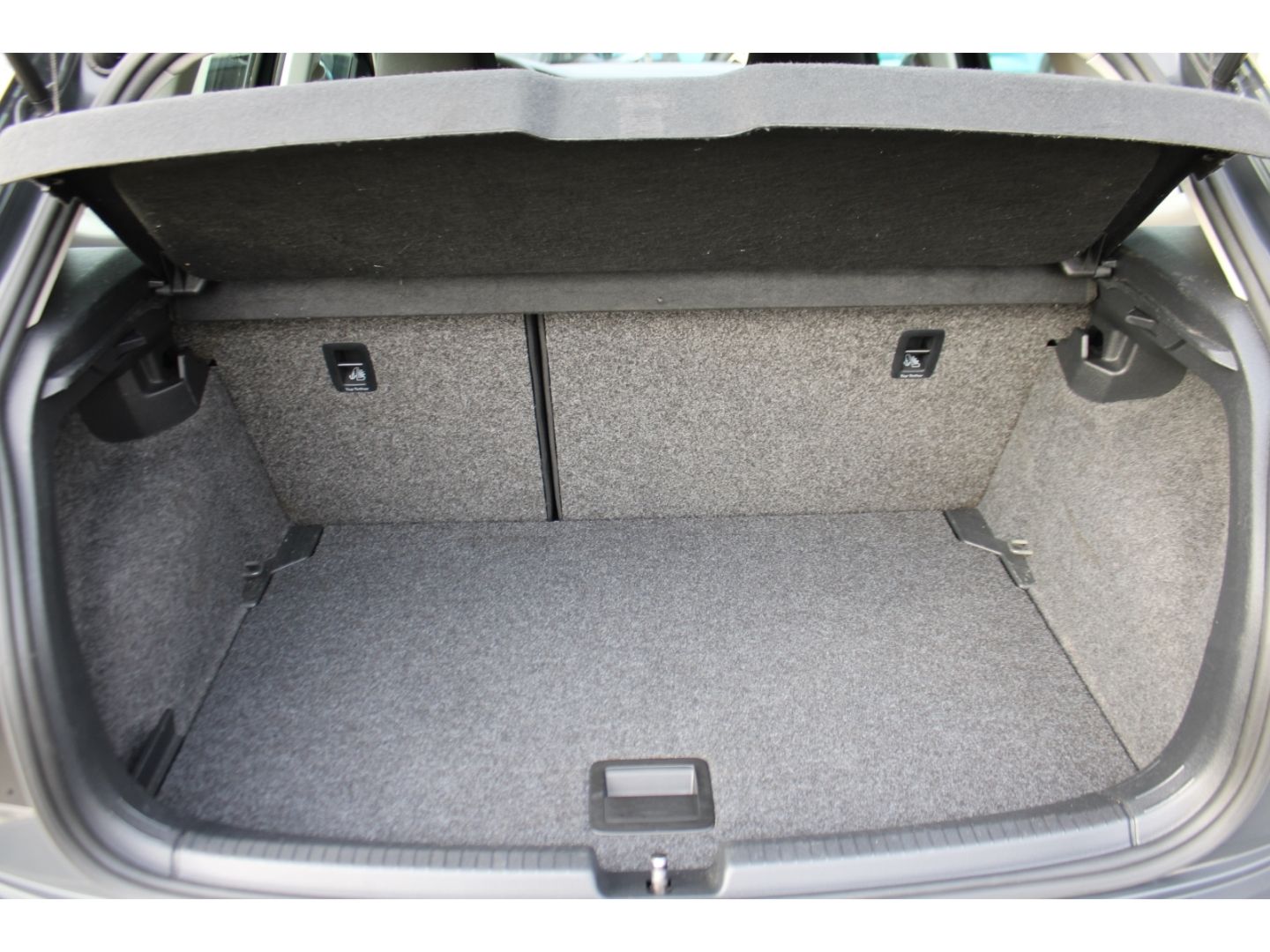 Fahrzeugabbildung Volkswagen Polo VI Comfortline Navi TWA GRA PDC Radio/CD 8