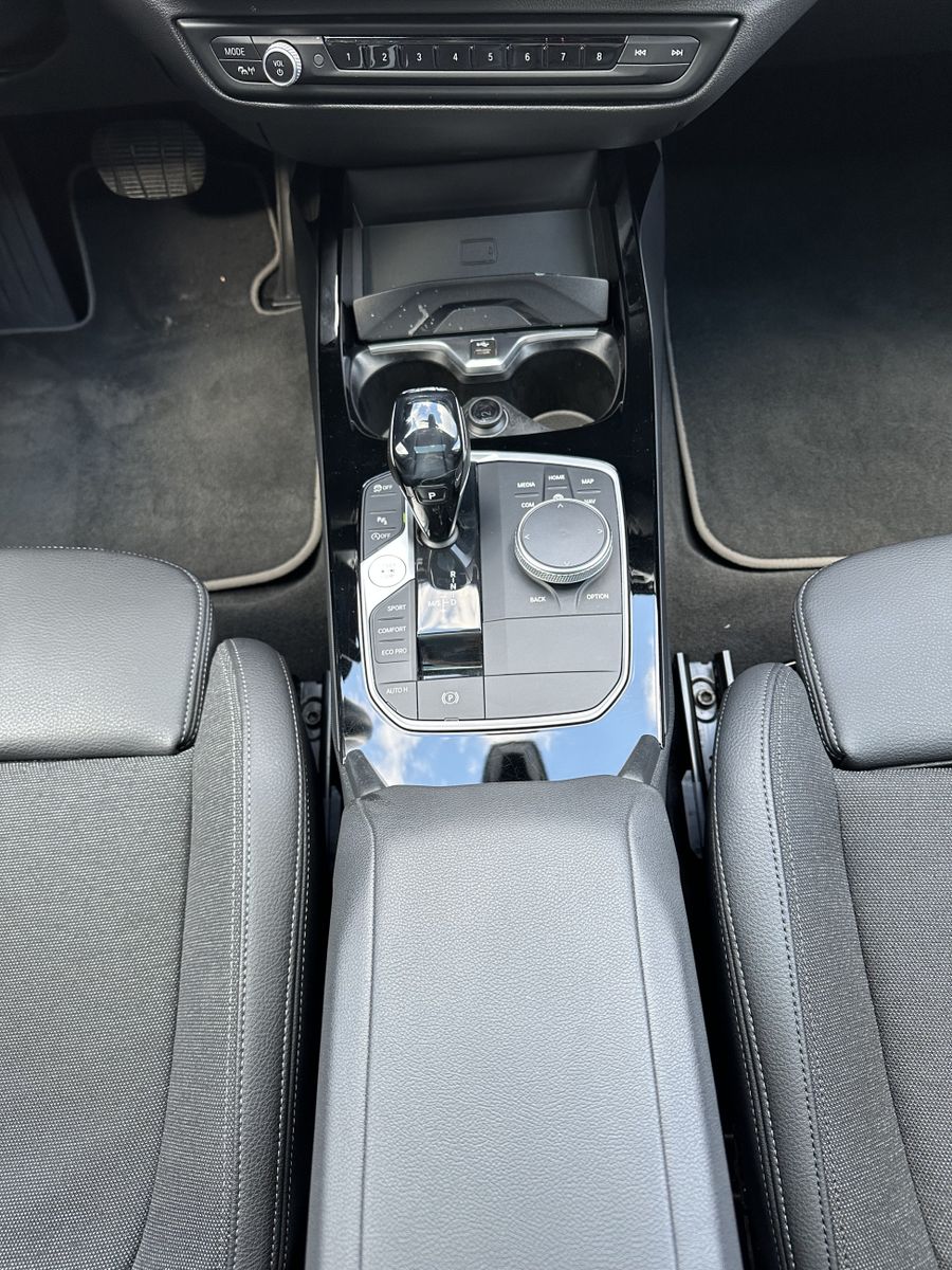 Fahrzeugabbildung BMW 118d Sport-Line Aut. NAV+LED+PANO+SPIEGEL-PAKET