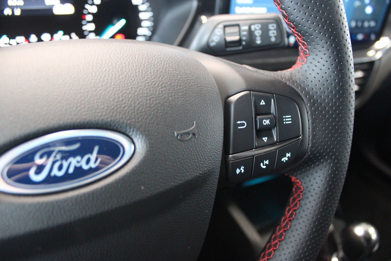 Fahrzeugabbildung Ford Focus ST-Line AHK GJR LED B&O ACC CAM SOFORT