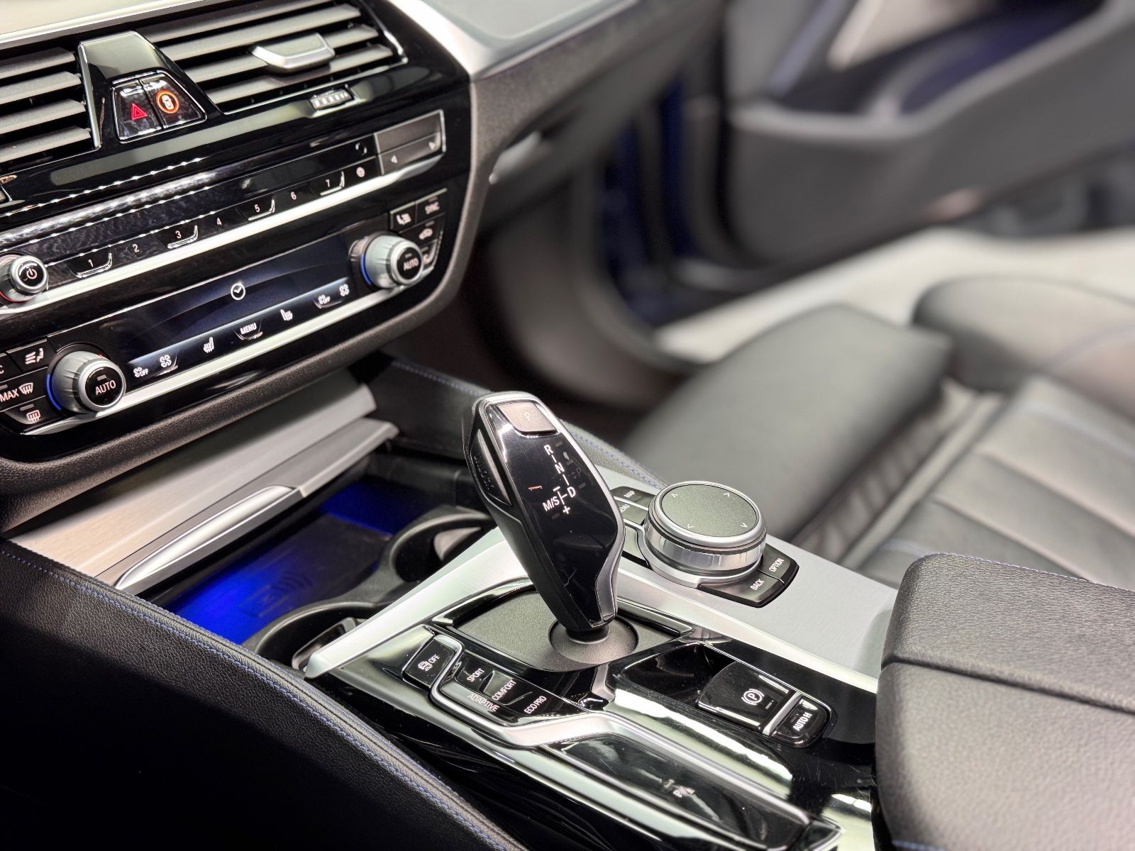 Fahrzeugabbildung BMW M550i Lim. xDrive|LASER|HEAD-UP|AHK|SCHIEBEDACH|