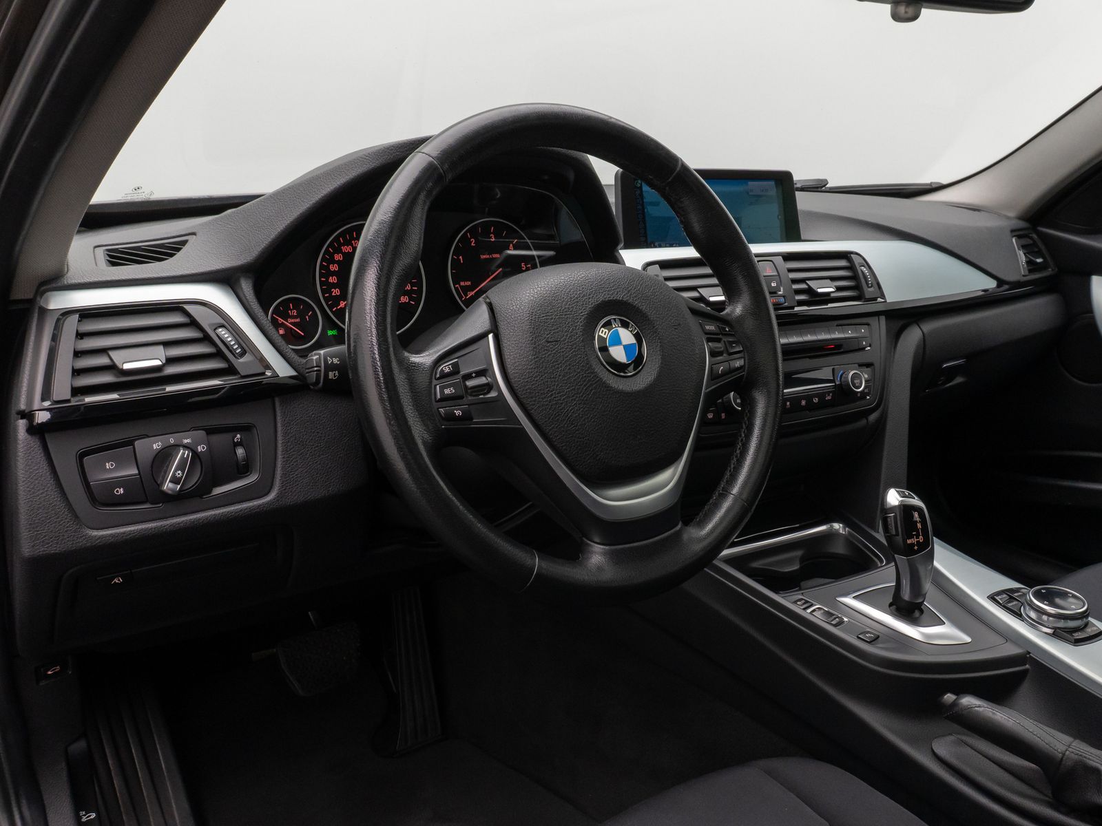 Fahrzeugabbildung BMW 320d GeschwindigReg HUD HiFi Xenon AHK Panorama