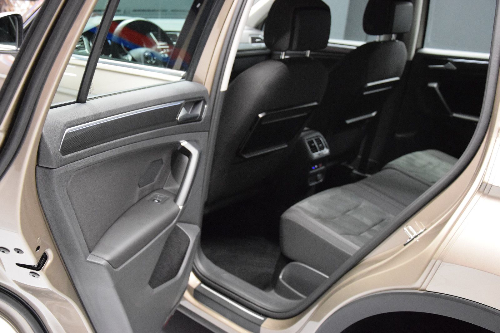 Fahrzeugabbildung Volkswagen Tiguan Highline 4Motion AHK el.Heckklappe ACC
