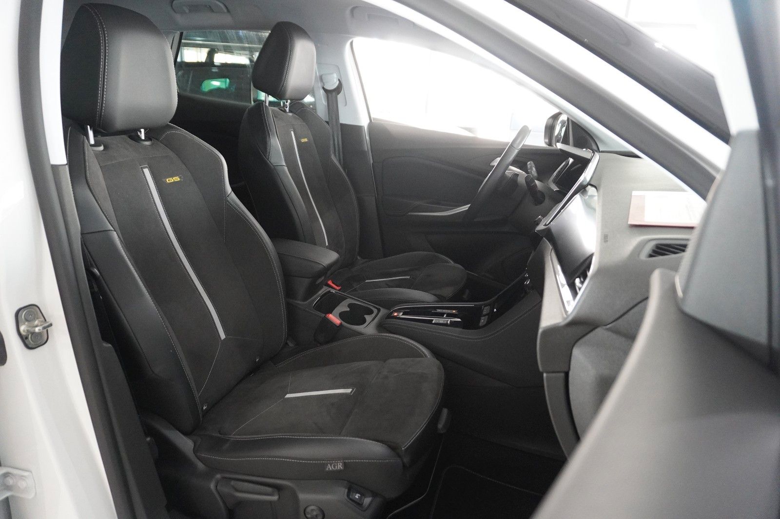Fahrzeugabbildung Opel Grandland (X) 1.6T GSe HYBRID 4X4 NAVI/LED/SPORT