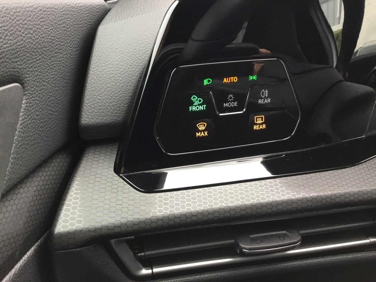 Fahrzeugabbildung Volkswagen Golf 2.0 TSI DSG GTI+Pano+18"+IQ Light