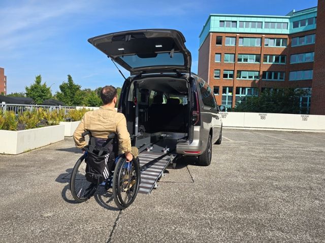 Fahrzeugabbildung Volkswagen Caddy Life Maxi inkl. Rollstuhlrampe