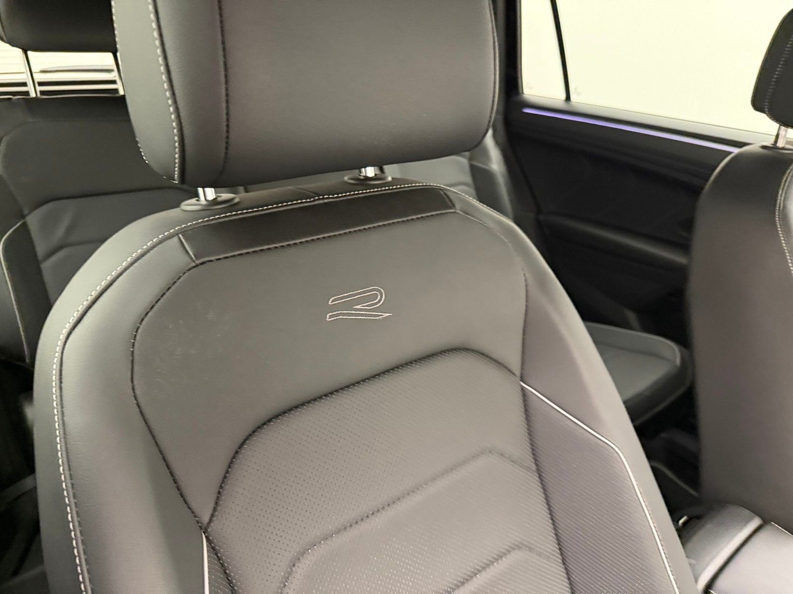 Volkswagen Tiguan Allspace TSI DSG 4M R-Line 7Sitze PanoEA8 foto 5