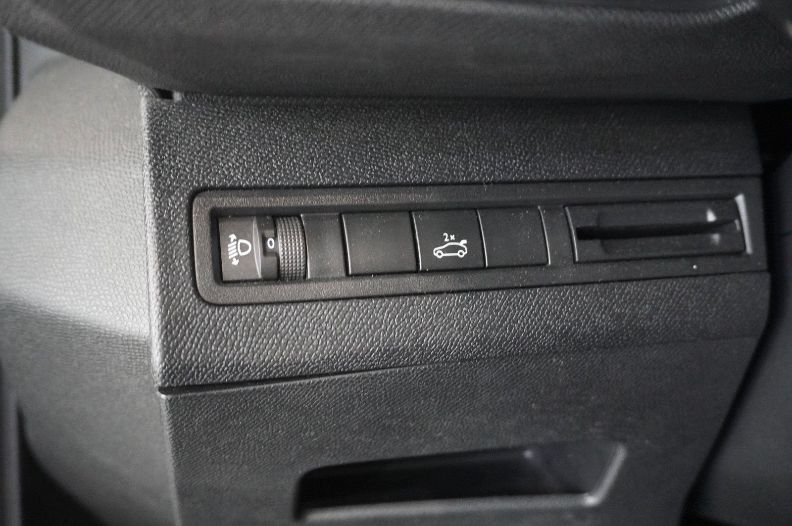 Fahrzeugabbildung Peugeot 5008 1.6D ALLURE 7-SITZER NAVI/KAMERA/SHZ/SPORT