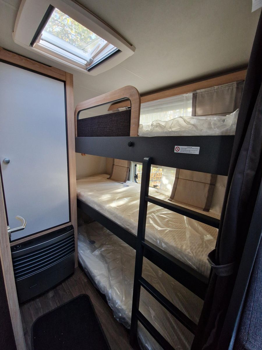 Fahrzeugabbildung Knaus Sport 500 KD 3 Stockbett mit Garagentür, 1800 kg