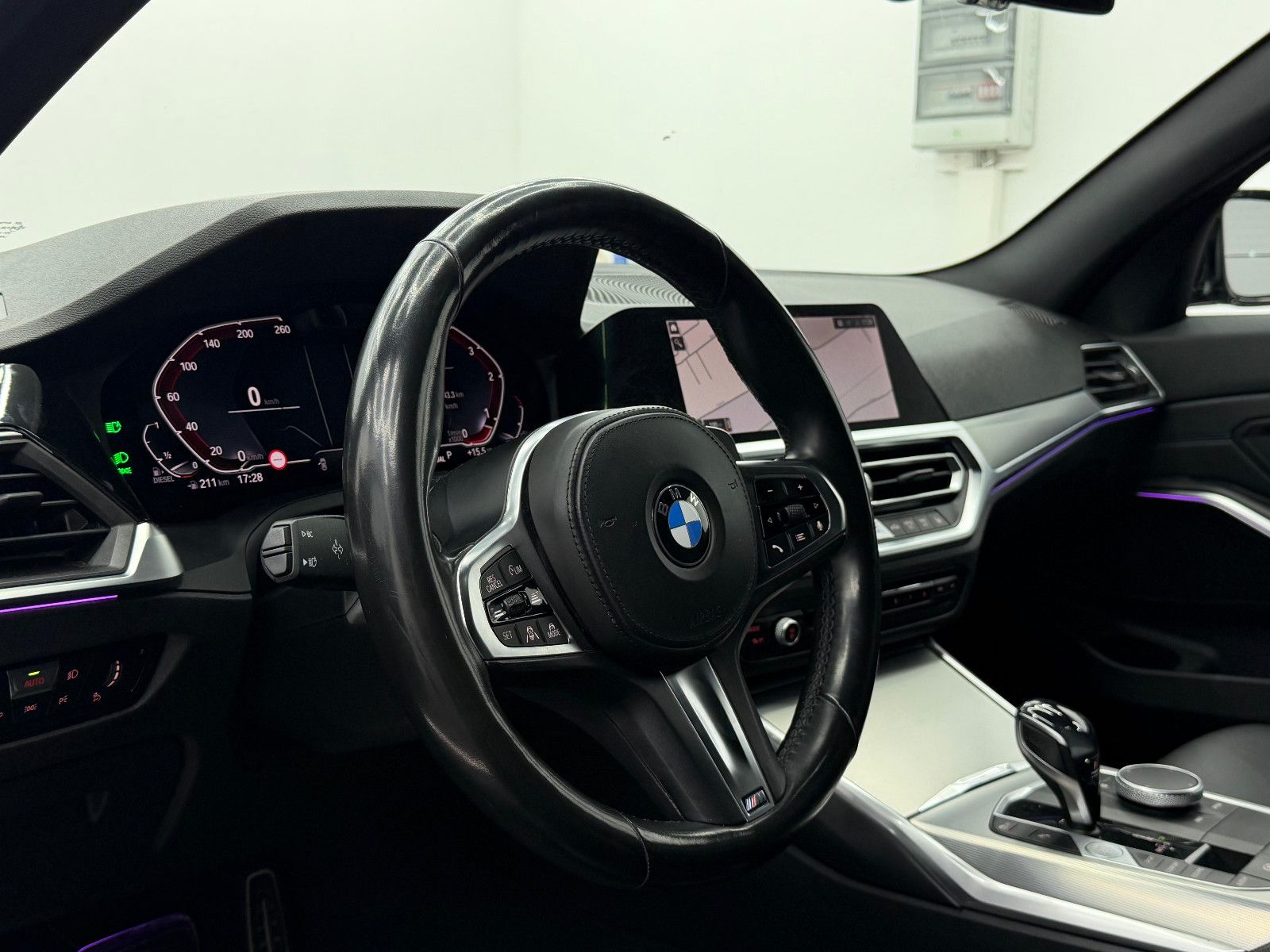 Fahrzeugabbildung BMW 320 d xDrive M-SPORT/LASER/DRIVING ASS+/PANO/HUD
