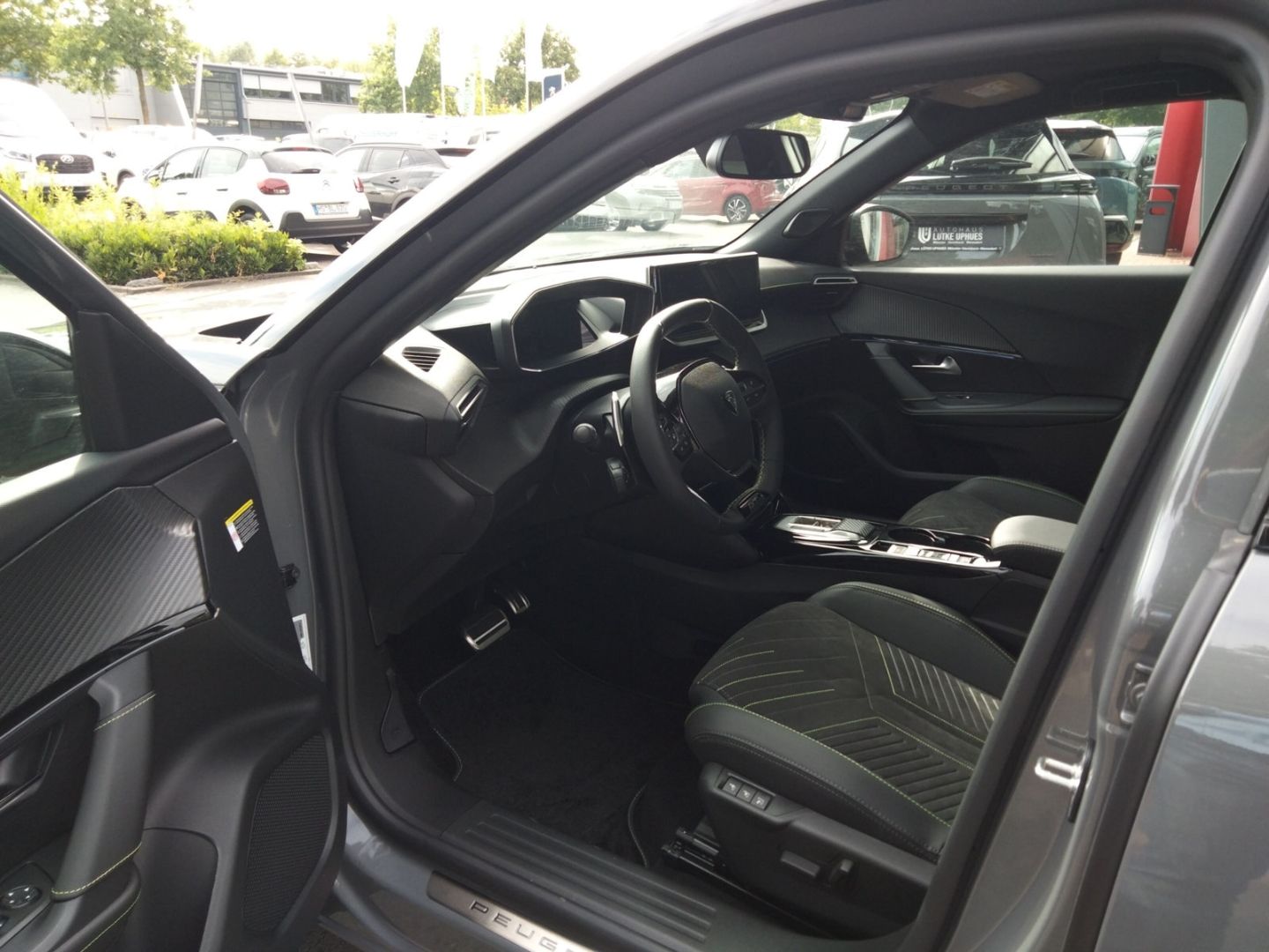 Fahrzeugabbildung Peugeot 2008 GT HYBRID 145 e-DSC6 El. Panodach Navi ACC