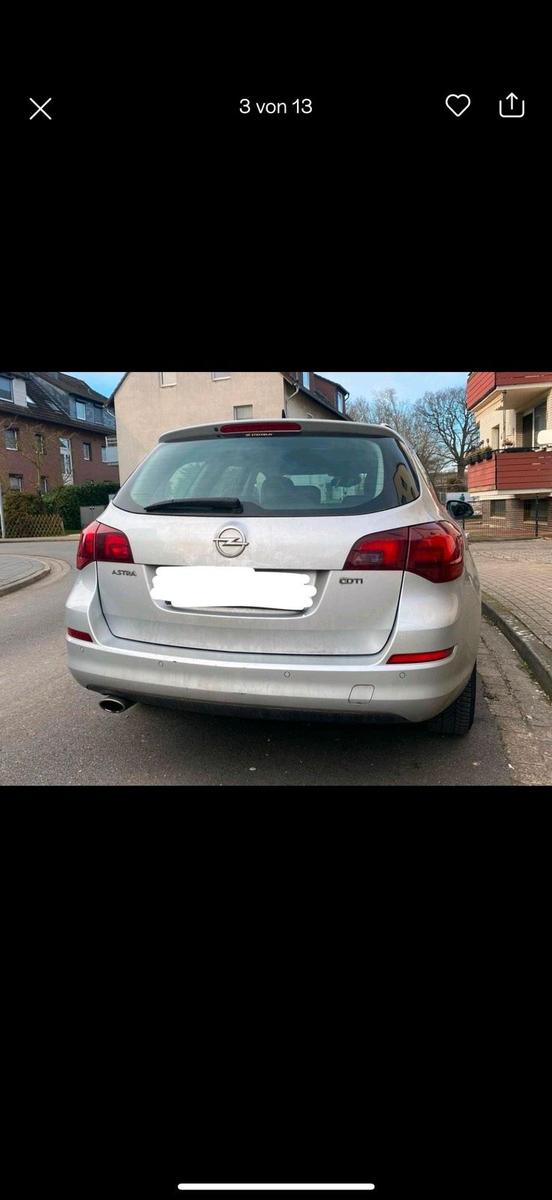 Opel Astra 2011 — rear view