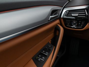 Fahrzeugabbildung BMW 530d Tour HUD ACC Kamera DAB Komfortzugang