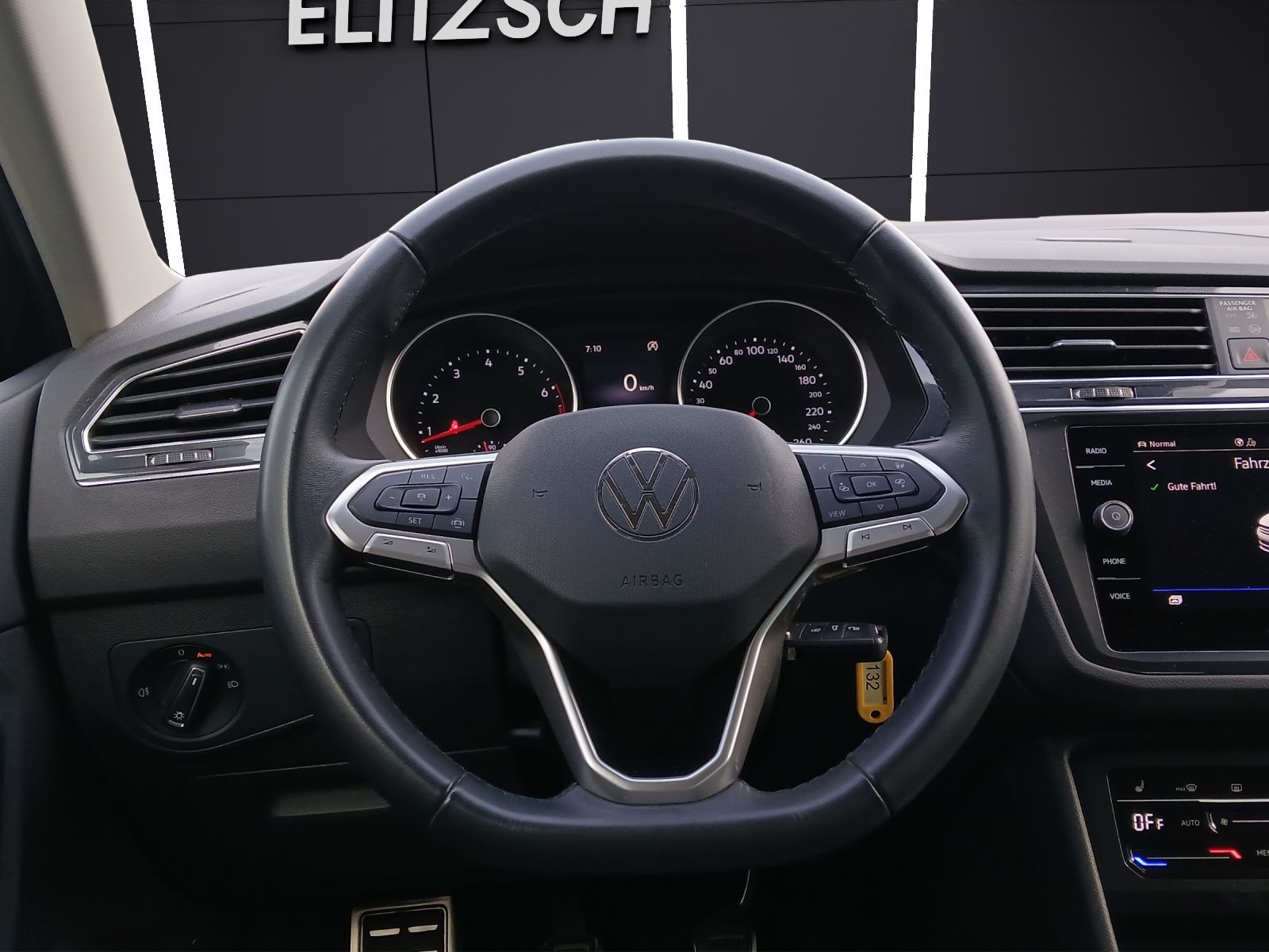 Fahrzeugabbildung Volkswagen Tiguan TSI Move LED CarPlay ACC PDC SHZ LHZ