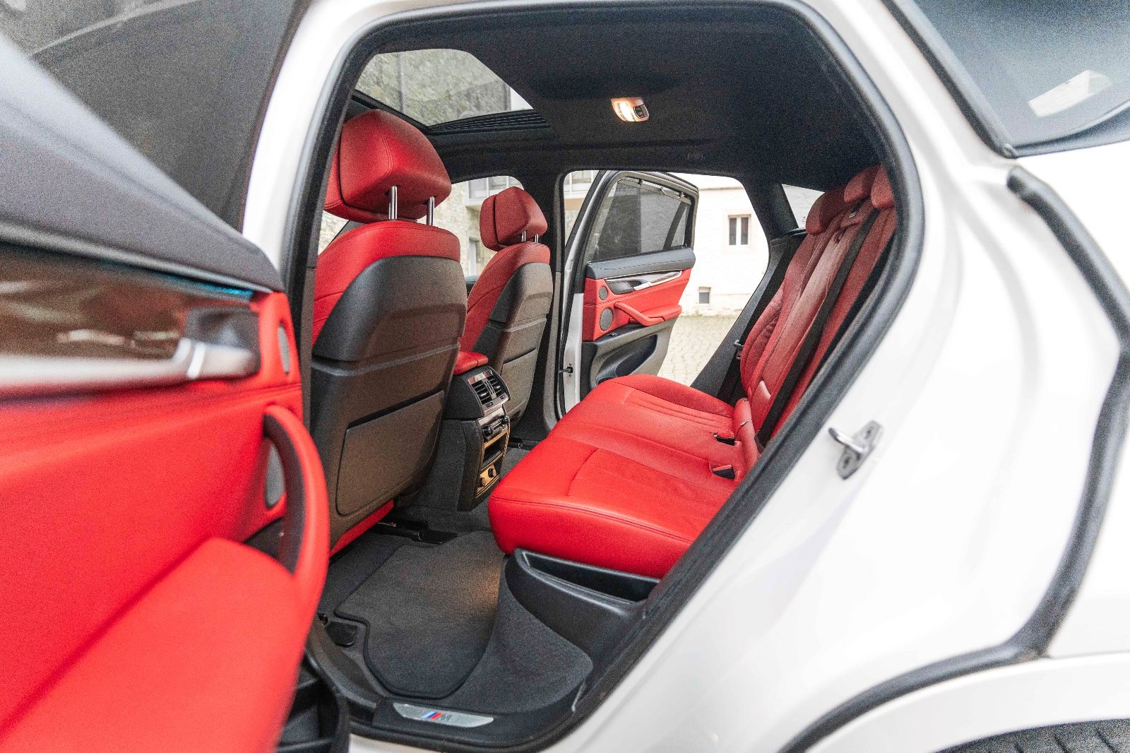 Fahrzeugabbildung BMW X6 xDrive50i M-Sportpaket 360° HUD H&K LED SOFT