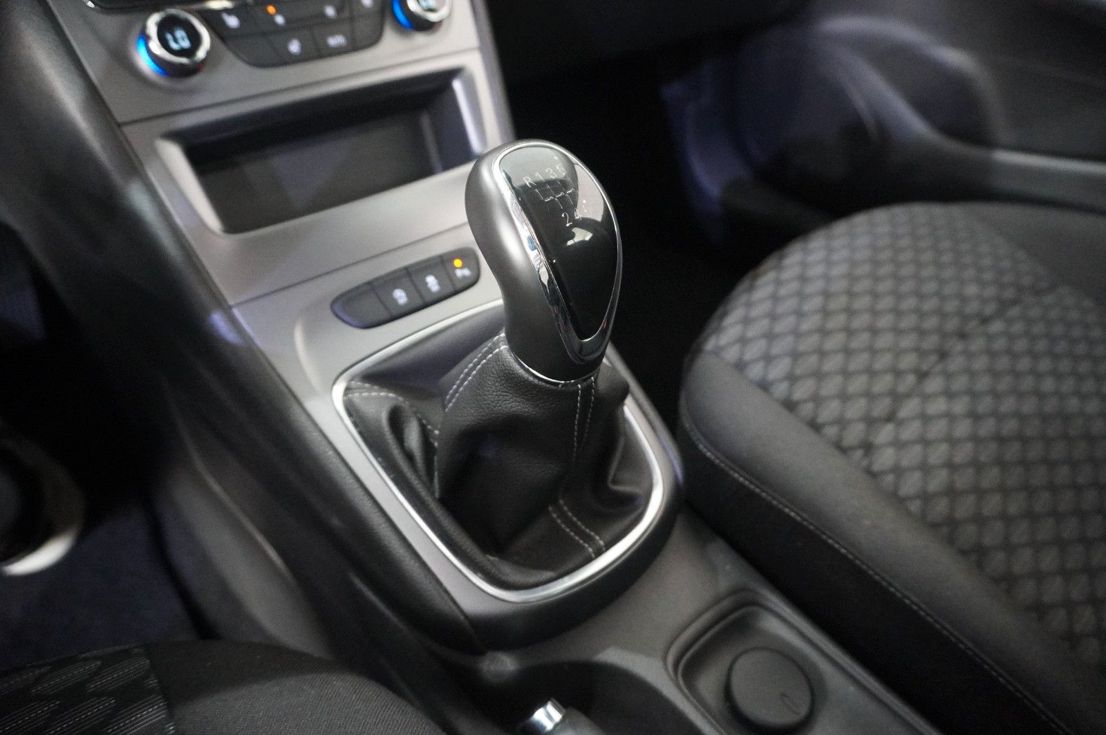 Fahrzeugabbildung Opel Astra K ST 1.2T BUSINESS NAVI/LED/SHZ/TEMP./DAB+