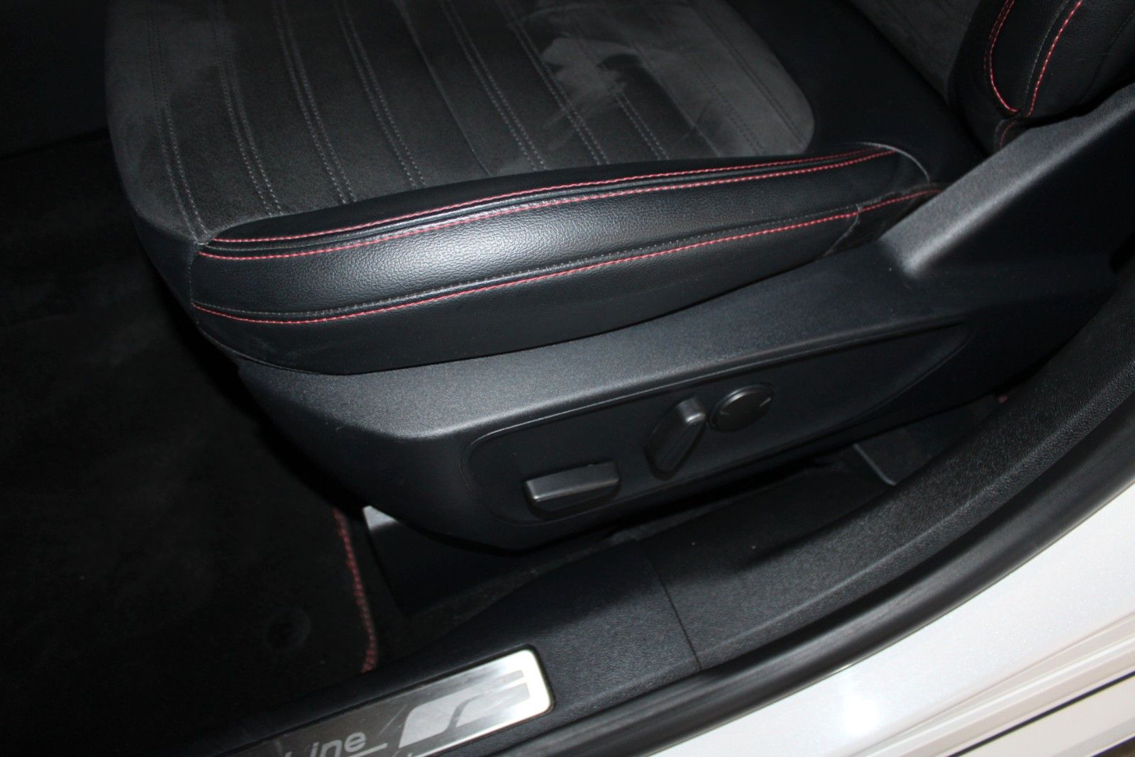 Fahrzeugabbildung Ford Kuga ST-Line X Aut. AWD LED AHK ACC HUD WinterP