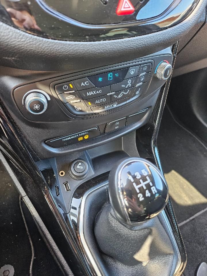 Fahrzeugabbildung Ford B-MAX Titanium klappernder Motor