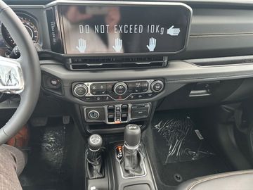 Jeep WRANGLER MY25-Sahara 4x4 Kam.+KeyLess+LED+Navi