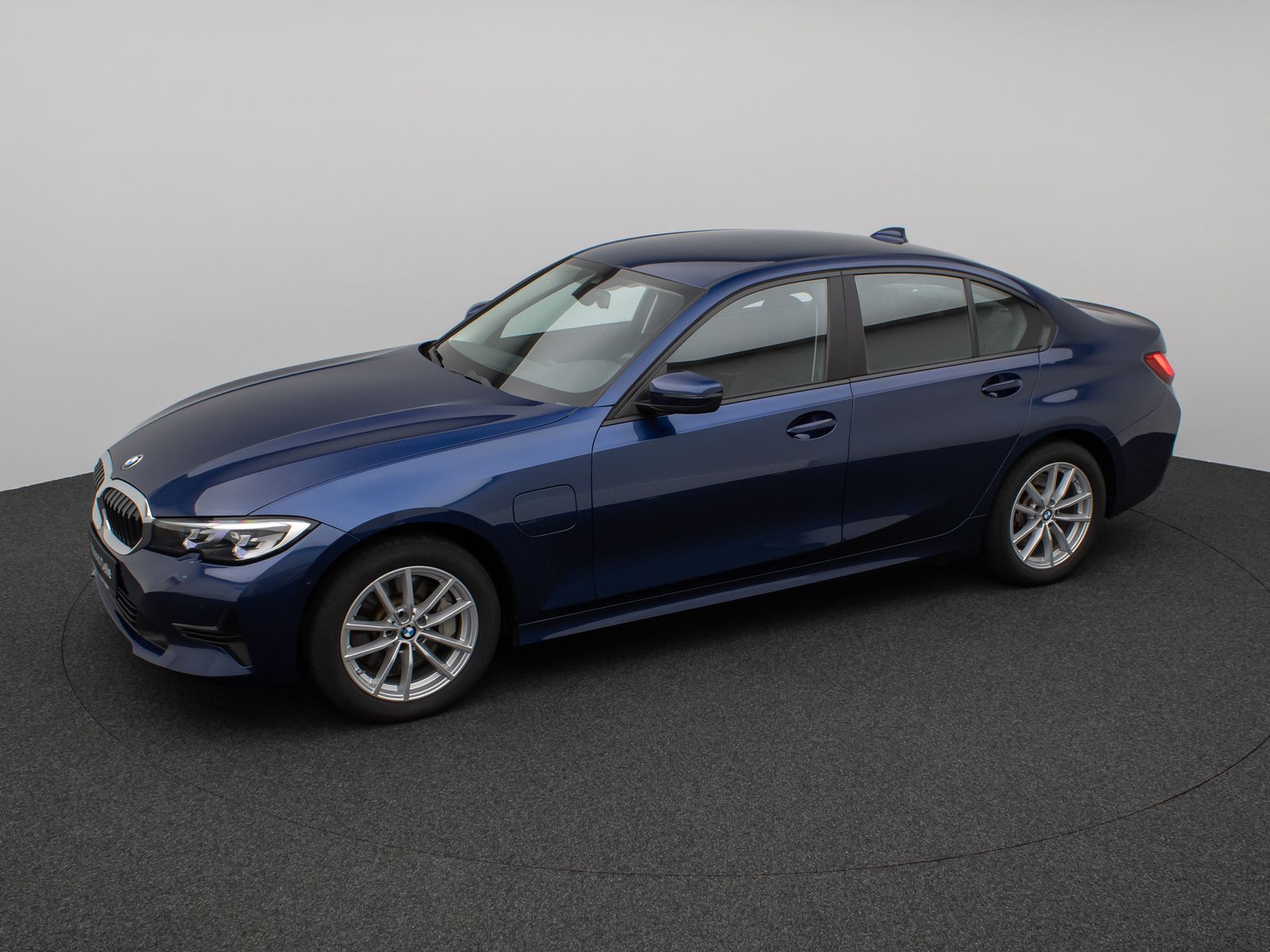 Fahrzeugabbildung BMW 330e CockPitPr Navi PDC Alarm Geschwindigkeitsre