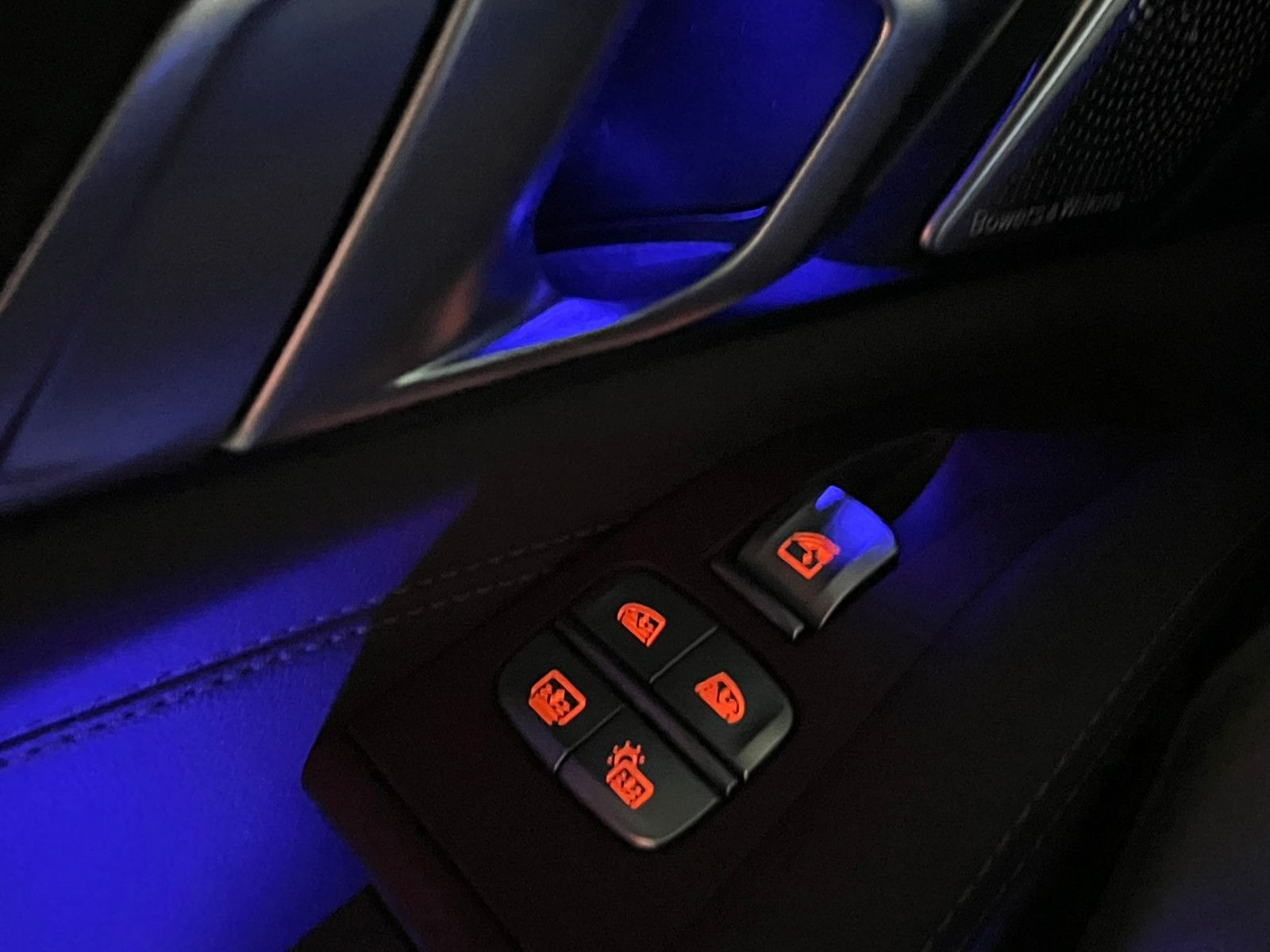 Fahrzeugabbildung BMW X7 xDrive 30d/AHK/B&W/SKYLOUNGE/MASSAGE/7-SITZER