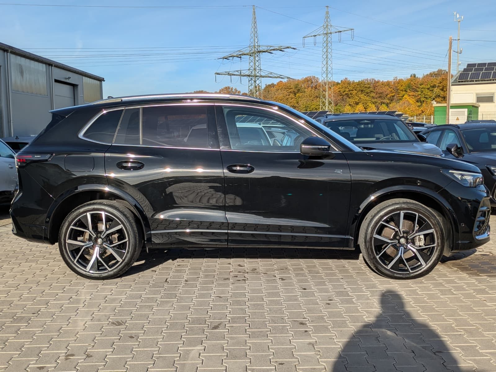 Fahrzeugabbildung Volkswagen Tiguan 2.0 TDI 4M R-Line PANO*H&K*AHK*MATRIX*20"