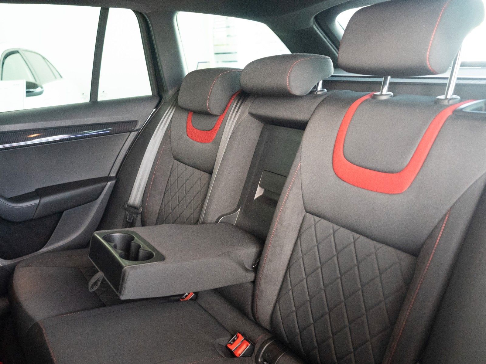 Fahrzeugabbildung SKODA Octavia Combi RS 4x4 AUTOM./SITZHZG./KAMERA