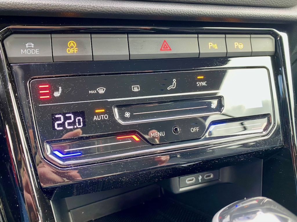 Fahrzeugabbildung Volkswagen T-Roc Cabriolet 1.5 DSG R-Line AAC GJR AHK NAVI