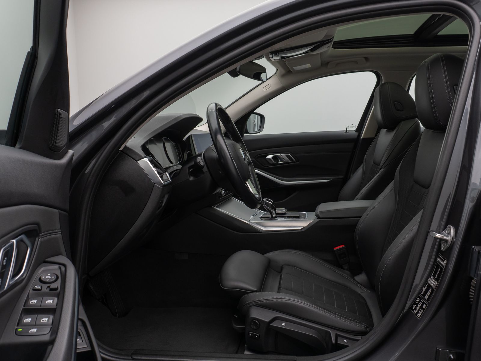 Fahrzeugabbildung BMW 330d xD Panorama DAB HiFi Stop&Go PDC AHK Sport