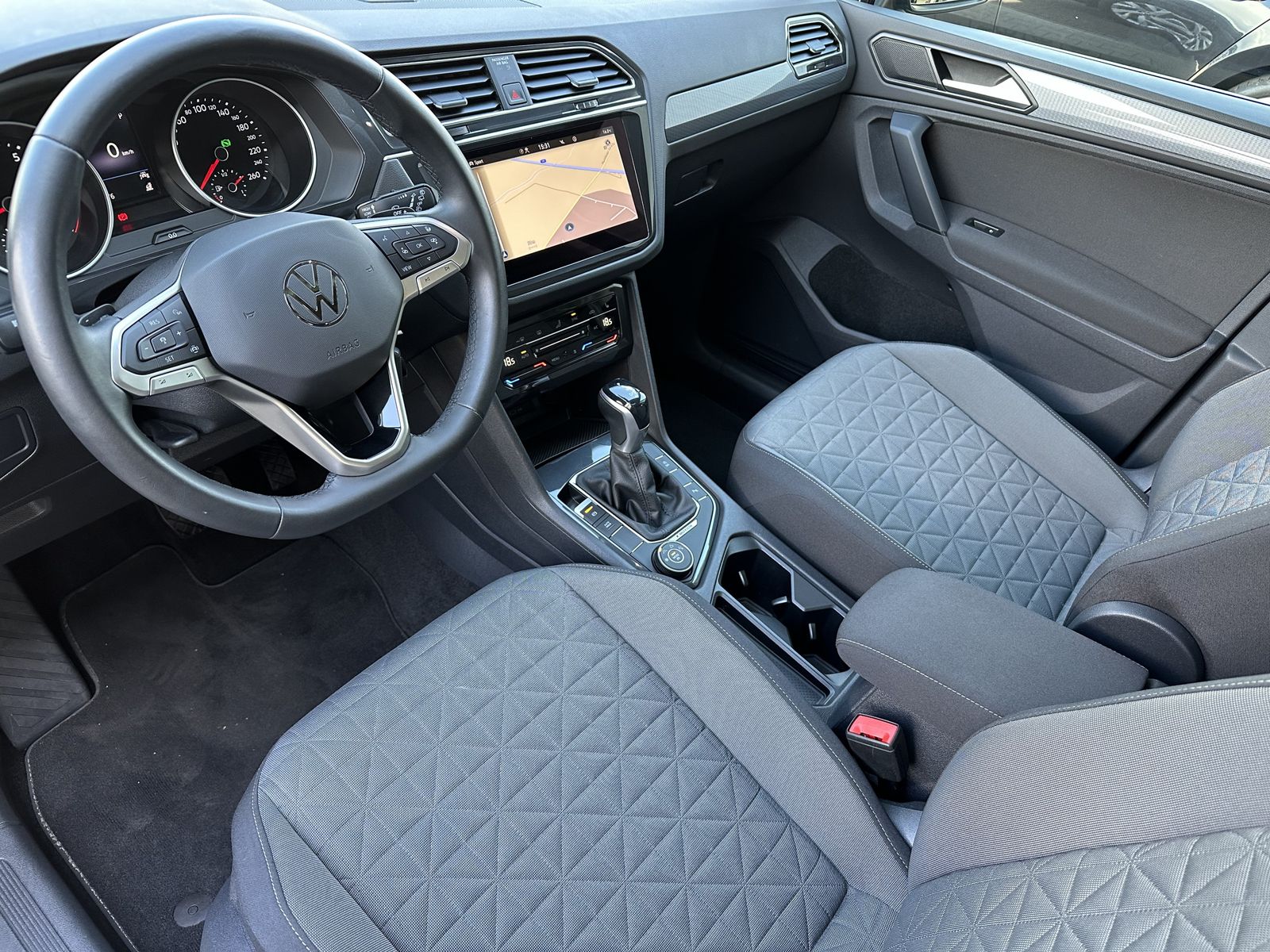 Fahrzeugabbildung Volkswagen Tiguan 2.0 TSI DSG 4M Life NAV+LED+PANO+SHZ+ACC