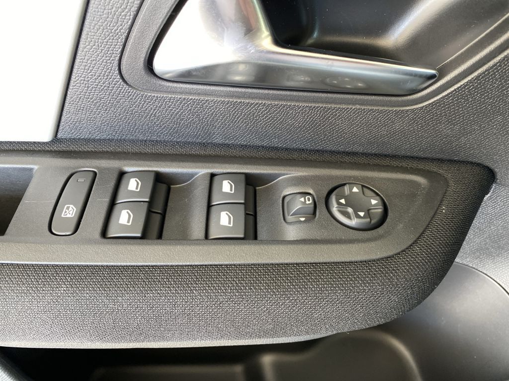Fahrzeugabbildung Citroën C4 Hybrid 145 PLUS *Allwetterreifen*beh. Frontsc