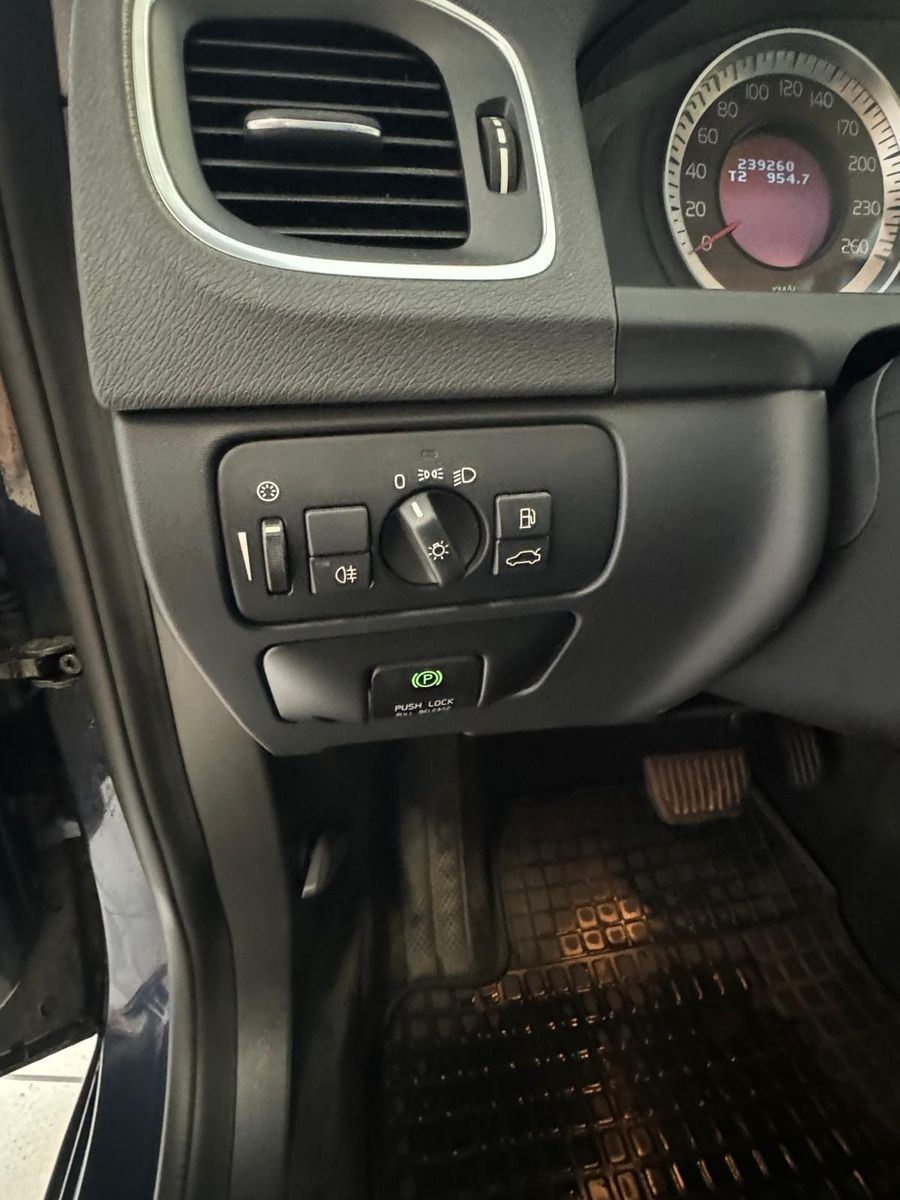 Fahrzeugabbildung Volvo V60 Kombi Summum / NAVI / XENON / LEDER /