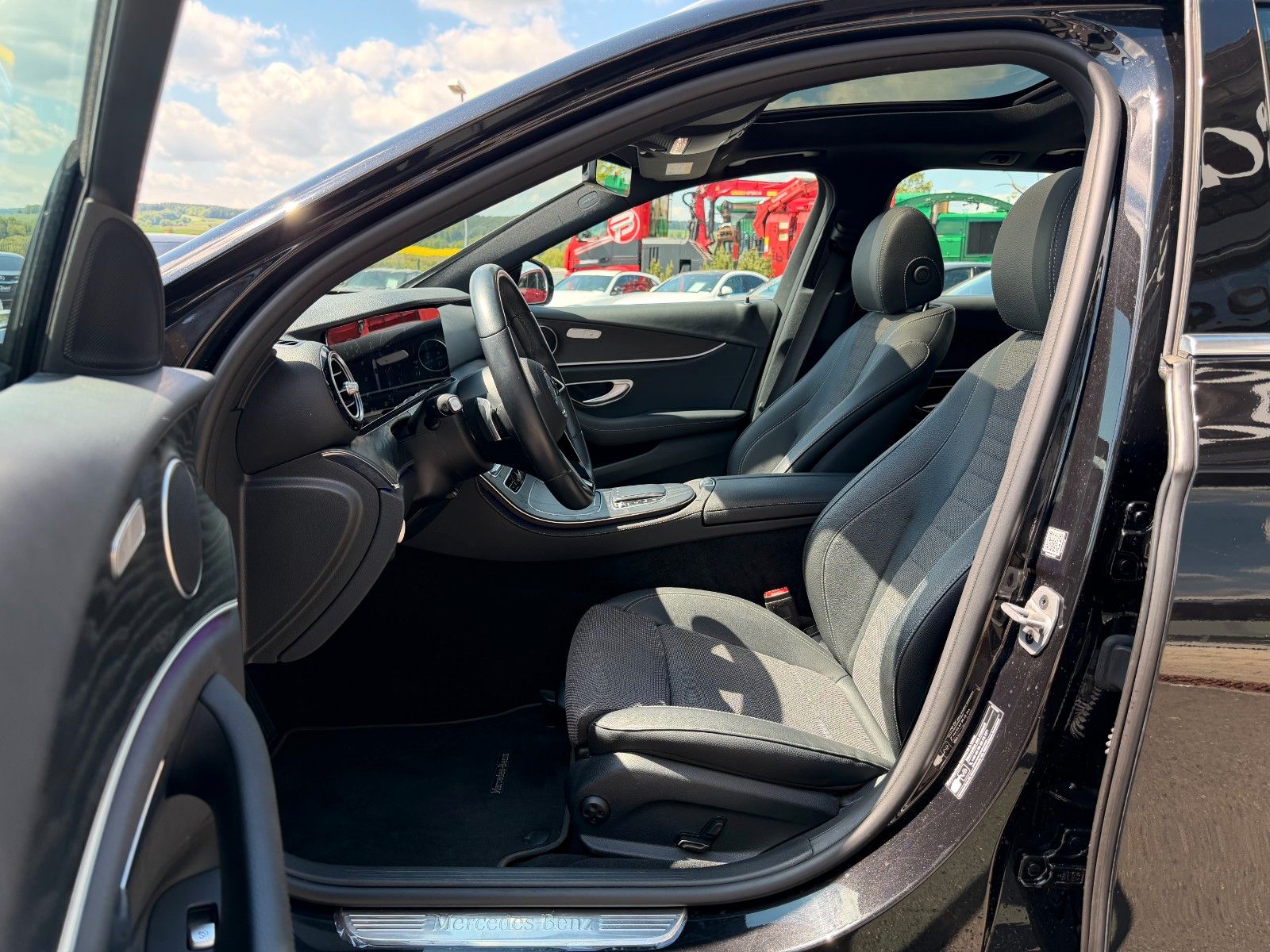 Fahrzeugabbildung Mercedes-Benz E 200 T Avantgarde+Pano+RKamera+Ambiente+TotW