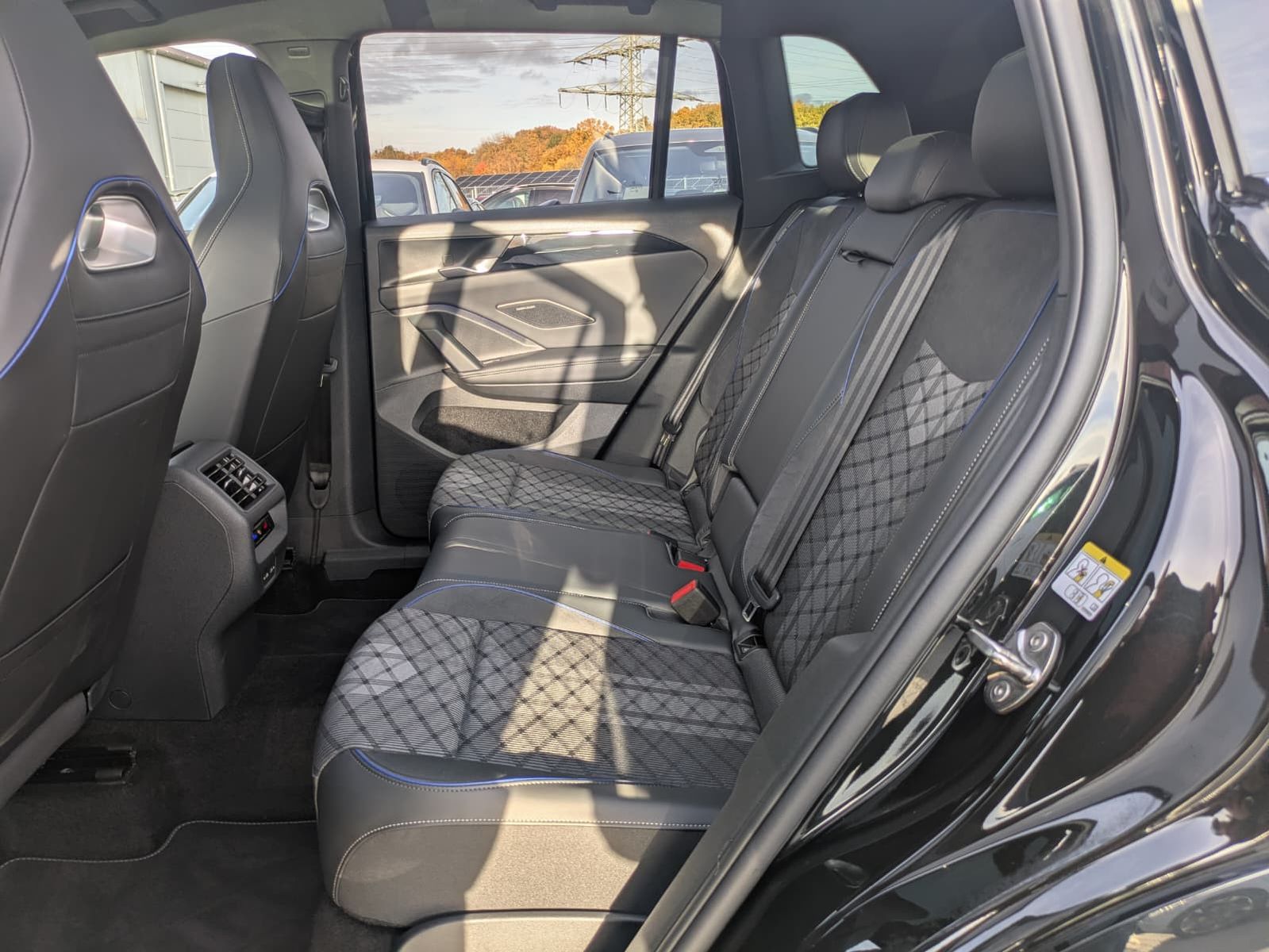 Fahrzeugabbildung Volkswagen Tiguan 2.0 TDI 4M R-Line PANO*H&K*AHK*MATRIX*20"